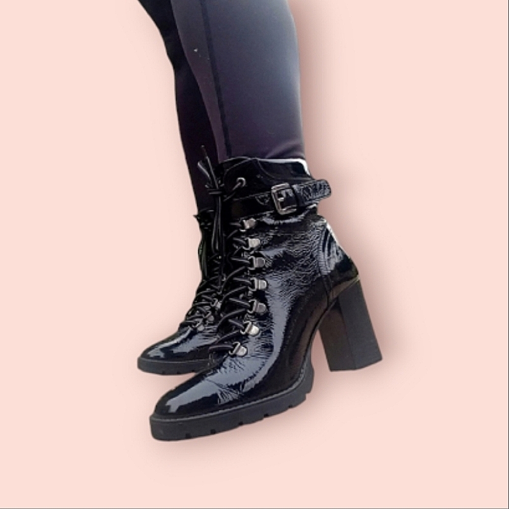 L'intervalle patent leather lacr up booties